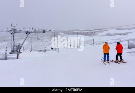 Cairngorm Mountain Aviemore Top Station Ski-Pisten zwei Skifahrer auf dem Ciste Fairway Stockfoto