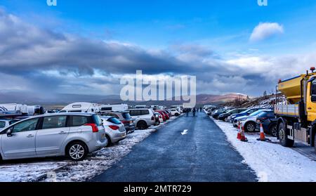 Cairngorm Mountain Funicular Railway Aviemore Schottland der Parkplatz an der Basisstation für Skifahren und Eisenbahn Stockfoto