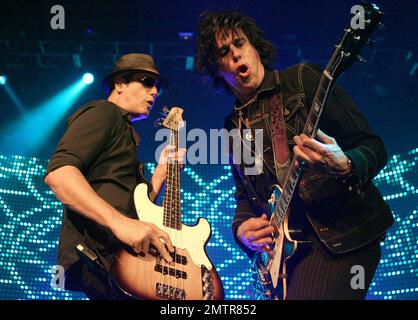 Die Gitarristen Dean (R) und Robert DeLeo von Stone Temple Pilots treten live im Seminole Hard Rock Hotel & Casino auf. Die Gruppe veröffentlichte ihr sechstes Studioalbum im Mai, das erste seit 2001, und befindet sich derzeit auf einer nordamerikanischen Tour. Hollywood, Florida. 10/12/10. Stockfoto