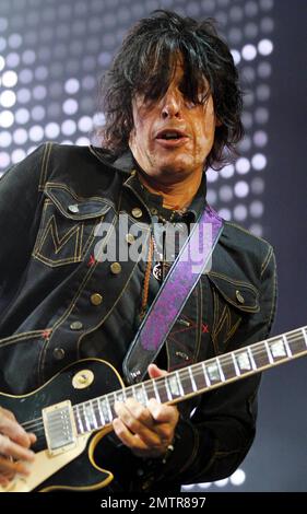 Gitarrist Dean DeLeo von Stone Temple Pilots tritt live im Seminole Hard Rock Hotel & Casino auf. Die Gruppe veröffentlichte ihr sechstes Studioalbum im Mai, das erste seit 2001, und befindet sich derzeit auf einer nordamerikanischen Tour. Hollywood, Florida. 10/12/10. . Stockfoto