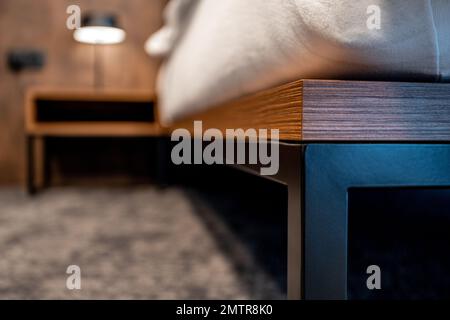 Detail der Bettenkonstruktion im Hotelzimmer Stockfoto