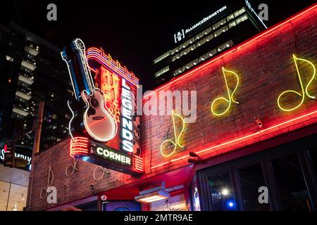 Nashville, Tennesee - 21. Januar 2023: Straßenszene des berühmten Lower Broadway in Nashville, Tennessee, bei Nacht mit Lichtern und historischem Honky-to Stockfoto