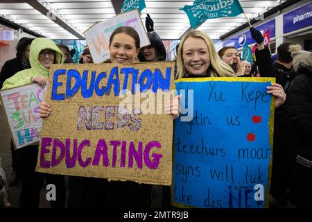 Manchester, Großbritannien. 01. Februar 2023. Leute mit Plakaten warten auf den Anfang des marsches. Lehrer, Zugführer und Beamte versammeln sich in der Stadt mit streikenden Arbeitern an den Streikposten. Dies geschieht, nachdem die Regierung Tory versucht hat, ein neues Gesetz zu verabschieden, um Arbeiter am Streik zu hindern. Kredit: Andy Barton/Alamy Live News Stockfoto