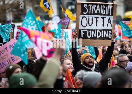 Manchester, Großbritannien. 01. Februar 2023. Mehr als tausend Menschen mit Plakaten versammeln sich am Petersplatz vor den Reden der Gewerkschaftsführer. Lehrer, Zugführer und Beamte versammeln sich in der Stadt mit streikenden Arbeitern an den Streikposten. Dies geschieht, nachdem die Regierung Tory versucht hat, ein neues Gesetz zu verabschieden, um Arbeiter am Streik zu hindern. Kredit: Andy Barton/Alamy Live News Stockfoto