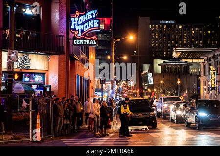 Nashville, Tennesee - 21. Januar 2023: Straßenszene des berühmten Lower Broadway in Nashville, Tennessee, bei Nacht mit Lichtern und historischem Honky-to Stockfoto