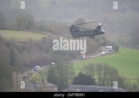 Ein Chinook in der Nähe von Salisbury Plain in Wiltshire, wo die australische Armee die Ausbildung ukrainischer Rekruten unter britischer Führung unterstützt. Bilddatum: Mittwoch, 1. Februar 2023. Stockfoto