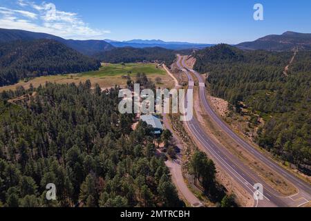 State Route 260 und Apache Sitgreaves National Forest in Arizona, USA aus der Vogelperspektive Stockfoto