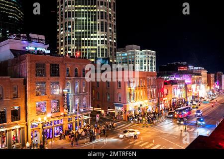 Nashville, Tennesee - 21. Januar 2023: Straßenszene des berühmten Lower Broadway in Nashville, Tennessee, bei Nacht mit Lichtern und historischem Honky-to Stockfoto