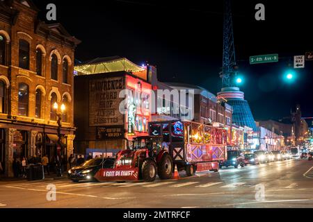 Nashville, Tennesee - 21. Januar 2023: Straßenszene des berühmten Lower Broadway in Nashville, Tennessee, bei Nacht mit Lichtern und historischem Honky-to Stockfoto