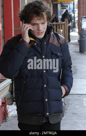 Anton Yelchin aus dem Ruhm von „Star Trek“ spricht auf seinem Handy während des Sundance Film Festivals auf der Main Street in Park City. Yelchin ist in der Stadt, um seinen Film „Like Crazy“ zu zeigen. Park City, UT. 01/23/11. Stockfoto
