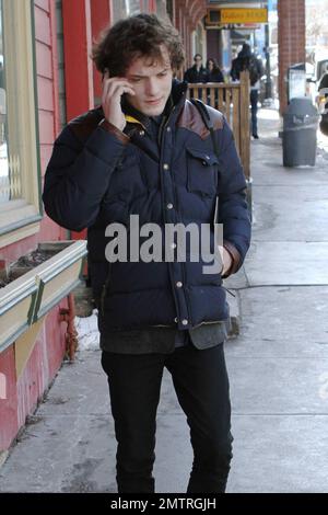 Anton Yelchin aus dem Ruhm von „Star Trek“ spricht auf seinem Handy während des Sundance Film Festivals auf der Main Street in Park City. Yelchin ist in der Stadt, um seinen Film „Like Crazy“ zu zeigen. Park City, UT. 01/23/11. Stockfoto