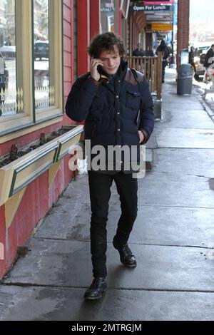 Anton Yelchin aus dem Ruhm von „Star Trek“ spricht auf seinem Handy während des Sundance Film Festivals auf der Main Street in Park City. Yelchin ist in der Stadt, um seinen Film „Like Crazy“ zu zeigen. Park City, UT. 01/23/11. Stockfoto