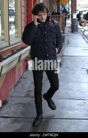 Anton Yelchin aus dem Ruhm von „Star Trek“ spricht auf seinem Handy während des Sundance Film Festivals auf der Main Street in Park City. Yelchin ist in der Stadt, um seinen Film „Like Crazy“ zu zeigen. Park City, UT. 01/23/11. Stockfoto