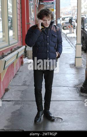 Anton Yelchin aus dem Ruhm von „Star Trek“ spricht auf seinem Handy während des Sundance Film Festivals auf der Main Street in Park City. Yelchin ist in der Stadt, um seinen Film „Like Crazy“ zu zeigen. Park City, UT. 01/23/11. Stockfoto