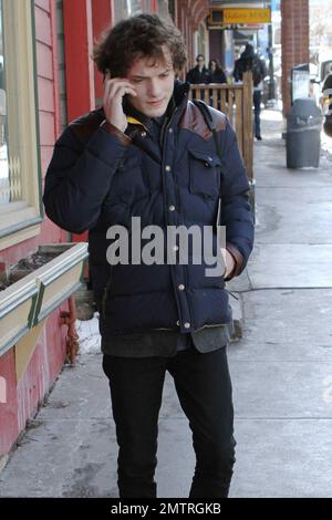 Anton Yelchin aus dem Ruhm von „Star Trek“ spricht auf seinem Handy während des Sundance Film Festivals auf der Main Street in Park City. Yelchin ist in der Stadt, um seinen Film „Like Crazy“ zu zeigen. Park City, UT. 01/23/11. Stockfoto