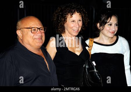 Danny DeVito, Ehefrau Rhea Perlman und Tochter Lucy DeVito bei FX's Season Seven Premiere Party „IT's Always Sunny in Philadelphia“ im ArcLight Cinema. Hollywood, Kalifornien. 13. September 2011 Stockfoto