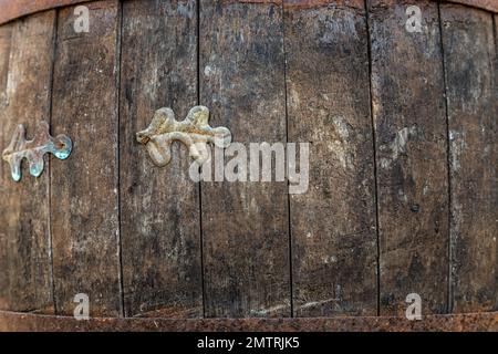 Holzschaft mit rostigen Metallriemen Vorlagenhintergrund. Stockfoto