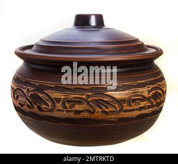 Keramiktopf für die Soße. Isoliert auf weißem Hintergrund. Stockfoto