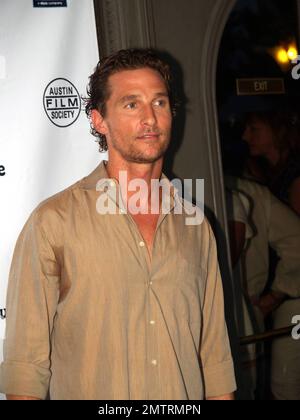 Matthew McConaughey besucht die Premiere im Paramount Theatre von Sr Bindlers neuer Komödie „Surfer, Dude“ in Austin, die die Geschichte eines Surfers erzählt, der die Seele sucht und eine existenzielle Krise erlebt. Austin, Texas 9/4/08. Stockfoto