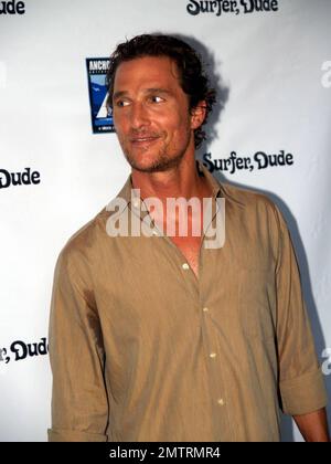 Matthew McConaughey besucht die Premiere im Paramount Theatre von Sr Bindlers neuer Komödie „Surfer, Dude“ in Austin, die die Geschichte eines Surfers erzählt, der die Seele sucht und eine existenzielle Krise erlebt. Austin, Texas 9/4/08. Stockfoto