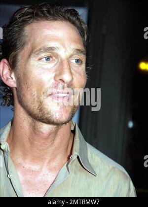 Matthew McConaughey besucht die Premiere im Paramount Theatre von Sr Bindlers neuer Komödie „Surfer, Dude“ in Austin, die die Geschichte eines Surfers erzählt, der die Seele sucht und eine existenzielle Krise erlebt. Austin, Texas 9/4/08. Stockfoto