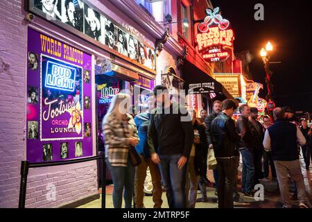 Nashville, Tennesee - 21. Januar 2023: Straßenszene des berühmten Lower Broadway in Nashville, Tennessee, bei Nacht mit Lichtern und historischem Honky-to Stockfoto