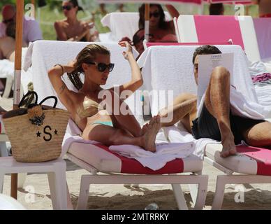 Sveva Alviti trägt einen unpassenden grün-goldenen Bikini, in dem sie ihr Beckentattoo und ihren dünnen Rahmen zeigt. Miami Beach, Florida 16. August 2014. Stockfoto