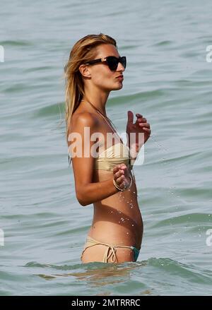 Sveva Alviti trägt einen unpassenden grün-goldenen Bikini, in dem sie ihr Beckentattoo und ihren dünnen Rahmen zeigt. Miami Beach, Florida 16. August 2014. Stockfoto