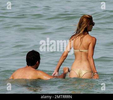 Sveva Alviti trägt einen unpassenden grün-goldenen Bikini, in dem sie ihr Beckentattoo und ihren dünnen Rahmen zeigt. Miami Beach, Florida 16. August 2014. Stockfoto