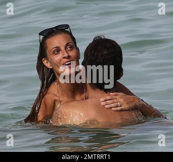 Sveva Alviti trägt einen unpassenden grün-goldenen Bikini, in dem sie ihr Beckentattoo und ihren dünnen Rahmen zeigt. Miami Beach, Florida 16. August 2014. Stockfoto