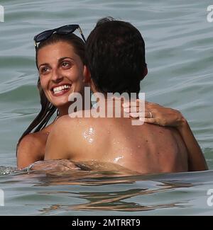 Sveva Alviti trägt einen unpassenden grün-goldenen Bikini, in dem sie ihr Beckentattoo und ihren dünnen Rahmen zeigt. Miami Beach, Florida 16. August 2014. Stockfoto