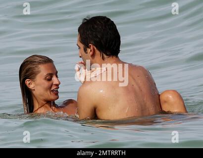 Sveva Alviti trägt einen unpassenden grün-goldenen Bikini, in dem sie ihr Beckentattoo und ihren dünnen Rahmen zeigt. Miami Beach, Florida 16. August 2014. Stockfoto