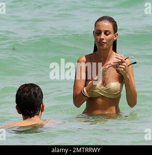 Sveva Alviti trägt einen unpassenden grün-goldenen Bikini, in dem sie ihr Beckentattoo und ihren dünnen Rahmen zeigt. Miami Beach, Florida 16. August 2014. Stockfoto