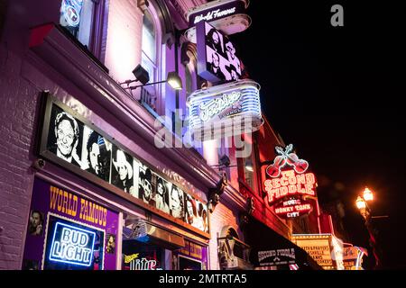 Nashville, Tennesee - 21. Januar 2023: Straßenszene des berühmten Lower Broadway in Nashville, Tennessee, bei Nacht mit Lichtern und historischem Honky-to Stockfoto