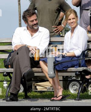 Hilary Swank und Jeffrey Dean Morgan unterhalten sich und genießen Sie einen Kaffee, während Sie am Set von „The Resident“ in Brooklyn, New York, Filmen. 7/1/09. Stockfoto