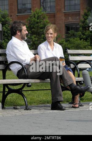 Hilary Swank und Jeffrey Dean Morgan unterhalten sich und genießen Sie einen Kaffee, während Sie am Set von „The Resident“ in Brooklyn, New York, Filmen. 7/1/09. Stockfoto