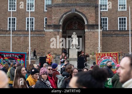 Bristol, Großbritannien. 1. Februar 2023 Demonstranten, die sich im märz für eine gerechte Bezahlung und das Streikrecht beteiligen, sind Teil des landesweiten Aktionstags. Kredit: J.B. Coll Stockfoto