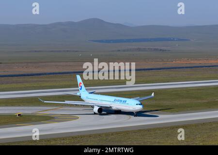 Korean Air Airbus A330 am New International Ulaanbaatar Airport, Mongolei. Flugzeug A330-300 am Chinggis Khaan International Airport. Stockfoto