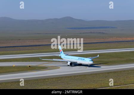Korean Air Airbus A330 Flugzeug am New International Ulaanbaatar Flughafen, Mongolei. Flugzeug A330-300 am Chinggis Khaan International Airport. Stockfoto