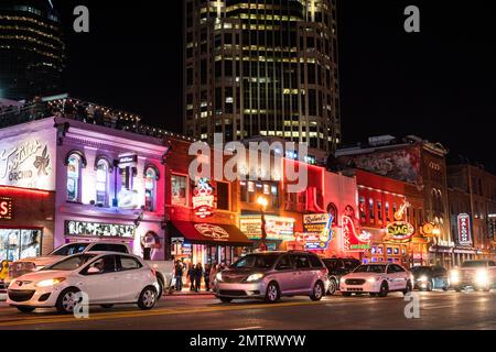 Nashville, Tennesee - 21. Januar 2023: Straßenszene des berühmten Lower Broadway in Nashville, Tennessee, bei Nacht mit Lichtern und historischem Honky-to Stockfoto