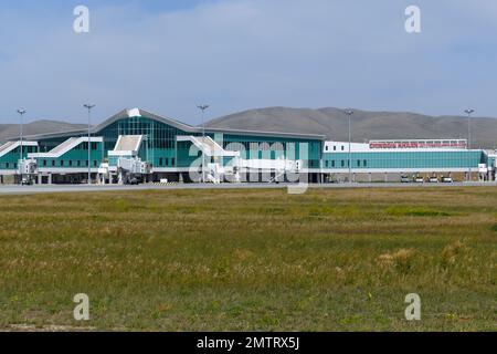 Passagierterminal des internationalen Flughafens New Ulaanbaatar. Flughafen Ulaanbaatar in der Mongolei heißt Chinggis Khaan International Airport. Stockfoto