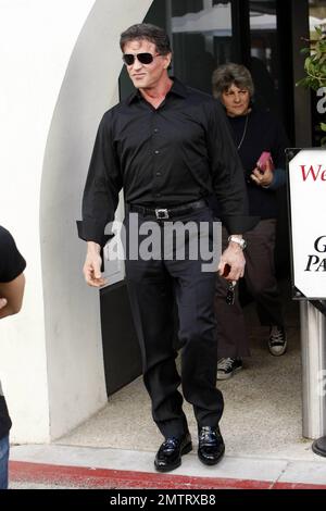 Sylvester Stallone verlässt das Restaurant Le Grande Passage in Beverly Hills nach einem Mittagessen. Los Angeles, Kalifornien. 1/30/10. Stockfoto