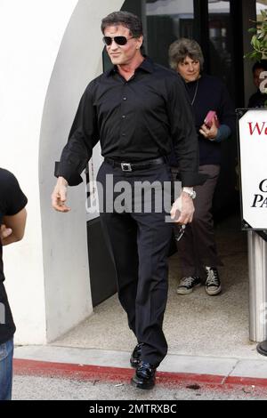 Sylvester Stallone verlässt das Restaurant Le Grande Passage in Beverly Hills nach einem Mittagessen. Los Angeles, Kalifornien. 1/30/10. Stockfoto