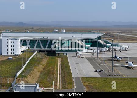 Passagierterminal des neuen internationalen Flughafens Ulaanbaatar. Neuer Flughafen. Flughafen Ulaanbaatar in der Mongolei heißt Chinggis Khaan International Airport. Stockfoto