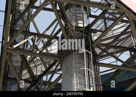 Nahaufnahme des Stahlenergieturms als Stromverteilungskonzept Stockfoto