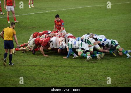 Munster scrum während ihres Spiels gegen Benetton Rugby in Treviso im Januar 2023 in der URC Stockfoto