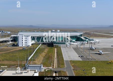 Flughafen Ulaanbaatar in der Mongolei heißt Chinggis Khaan International Airport. Passagierterminal des neuen internationalen Flughafens Ulaanbaatar. Neuer Flughafen UBN. Stockfoto