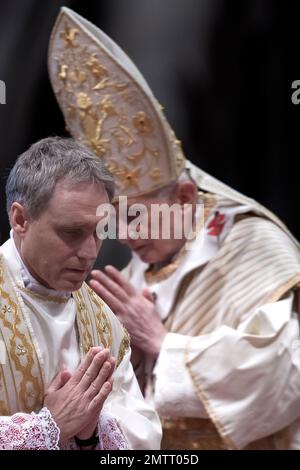 Vatikanstadt, Vatikan, 6. Januar 2013. Papst Benedikt XVI. Ernennt seinen persönlichen Sekretär Georg Gaenswein zum Bischof während der Epiphaniemesse Stockfoto