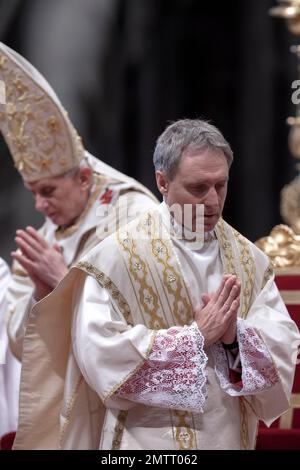 Vatikanstadt, Vatikan, 6. Januar 2013. Papst Benedikt XVI. Ernennt seinen persönlichen Sekretär Georg Gaenswein zum Bischof während der Epiphaniemesse Stockfoto