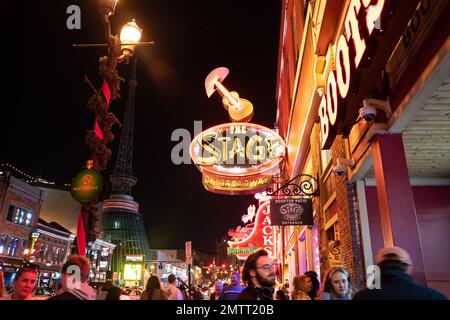 Nashville, Tennesee - 21. Januar 2023: Straßenszene des berühmten Lower Broadway in Nashville, Tennessee, bei Nacht mit Lichtern und historischem Honky-to Stockfoto